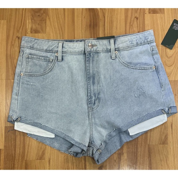 NWT Wild Fable Denim Shorts Light Wash Highest-Rise Cheeky Women's 12 / 31” - Picture 3 of 9